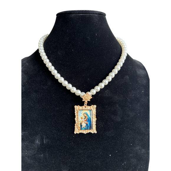 Faux Pearl Vintage Necklace Upcycled with a Pendant of Mother Mary. - Picture 2 of 5
